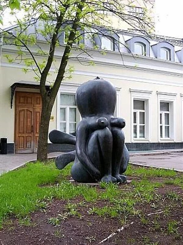 Сивцев вражек скульптуры сквер. Памятники и скульптуры москвы. Неизвестные памятники москвы. Самый маленький памятник. Памятники литературным героям алиса.