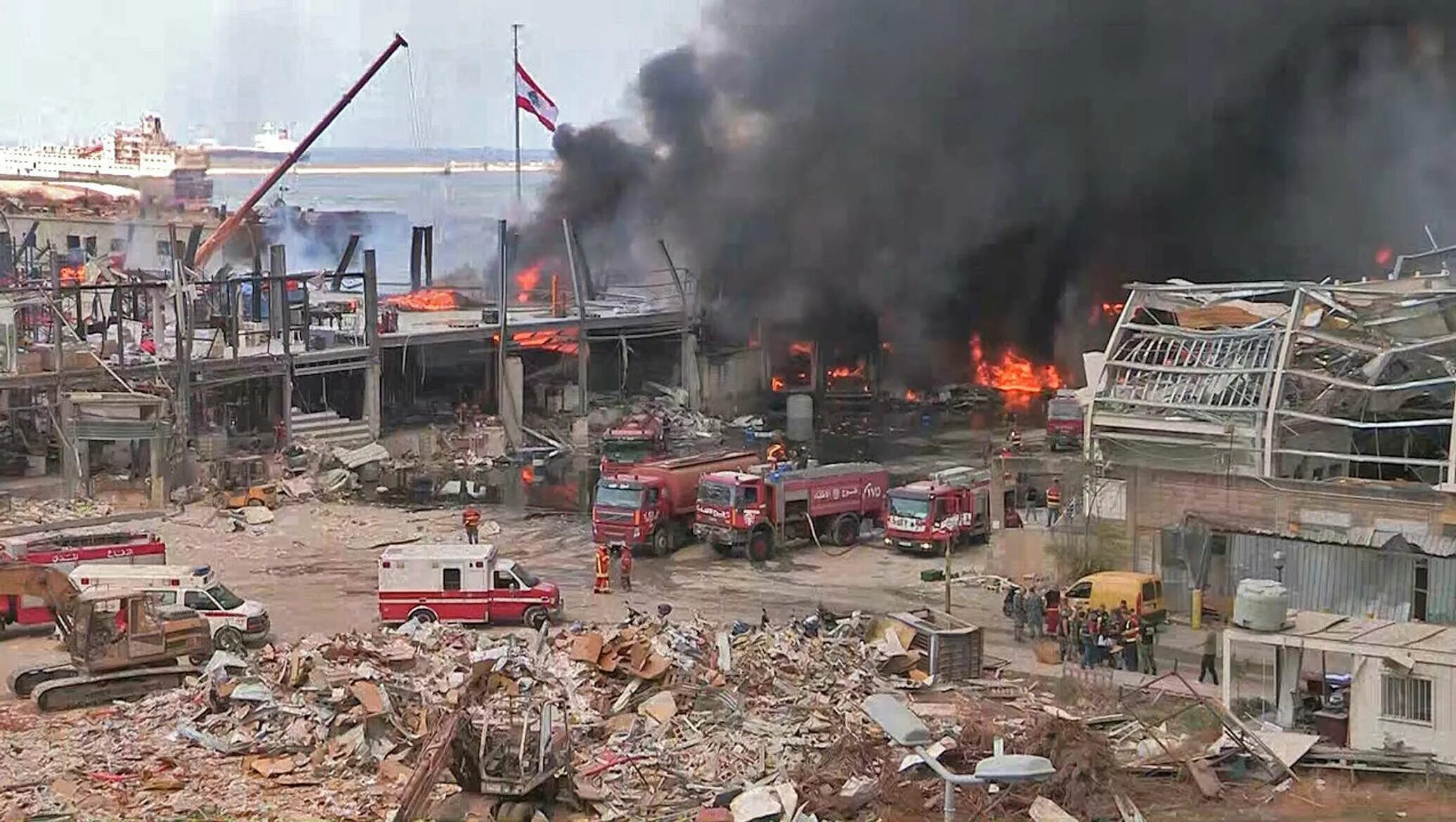 Пожар в порту сегодня. Бейрут пожар в порту. пожар в бейруте.