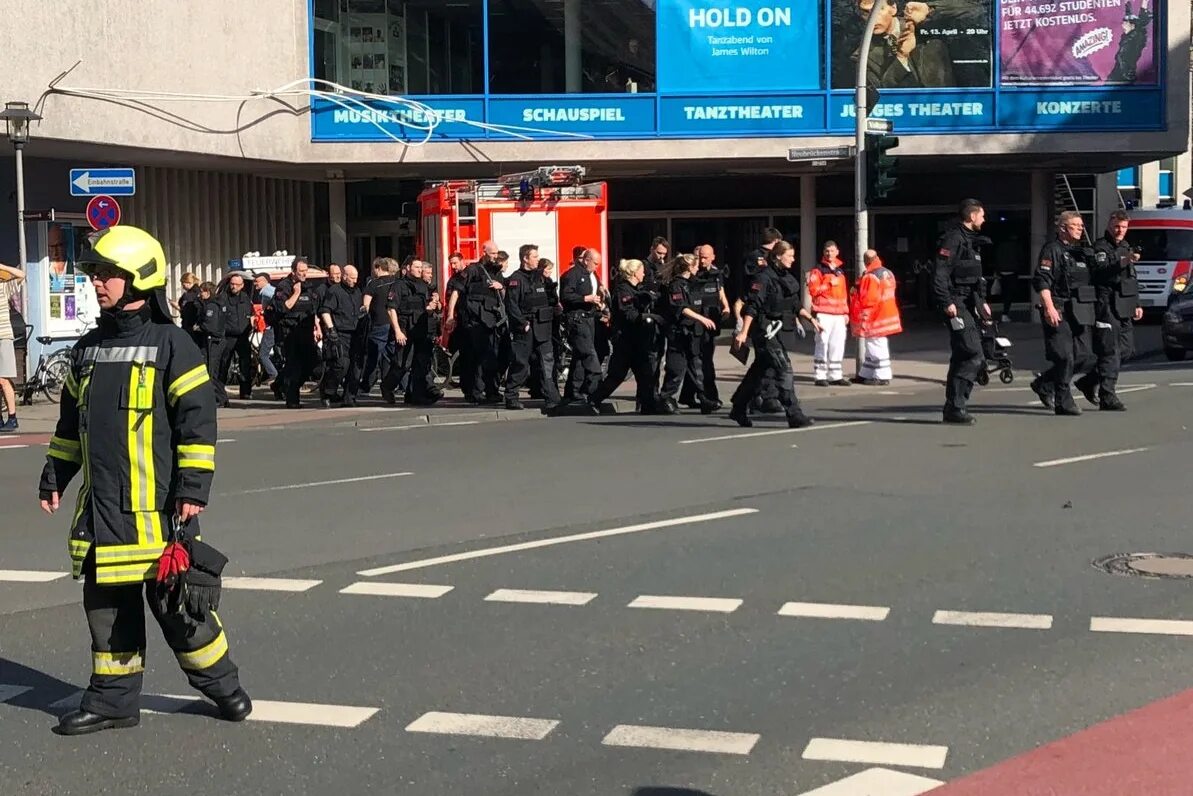 Происшествия в Германии. Пешеходы в Германии. Полиция город Мюнстер фото. Наезд грузовика на людей в Мюнстере. Потрясе о