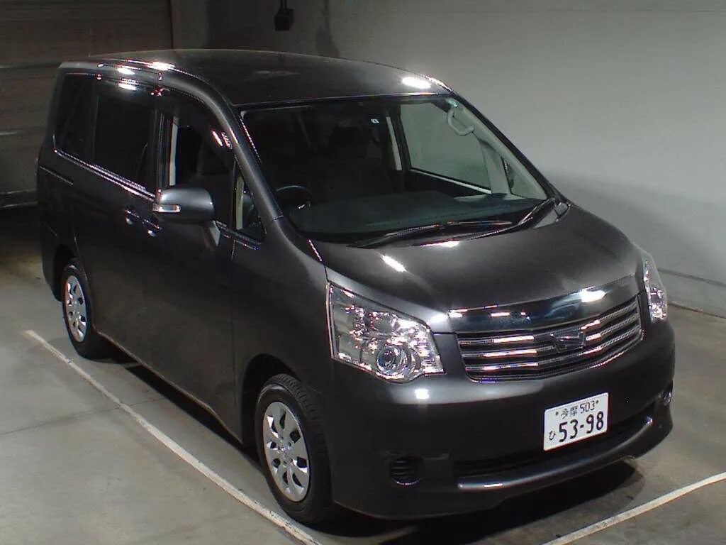 Taeta noah. Noah автомобиль. Минивэн тойота ноах. Ной машина. Тойота вокси 2014.