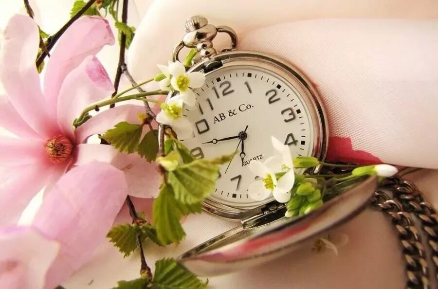 Наслаждайся новым днем. Часы "цветок". Часы лето цветы.