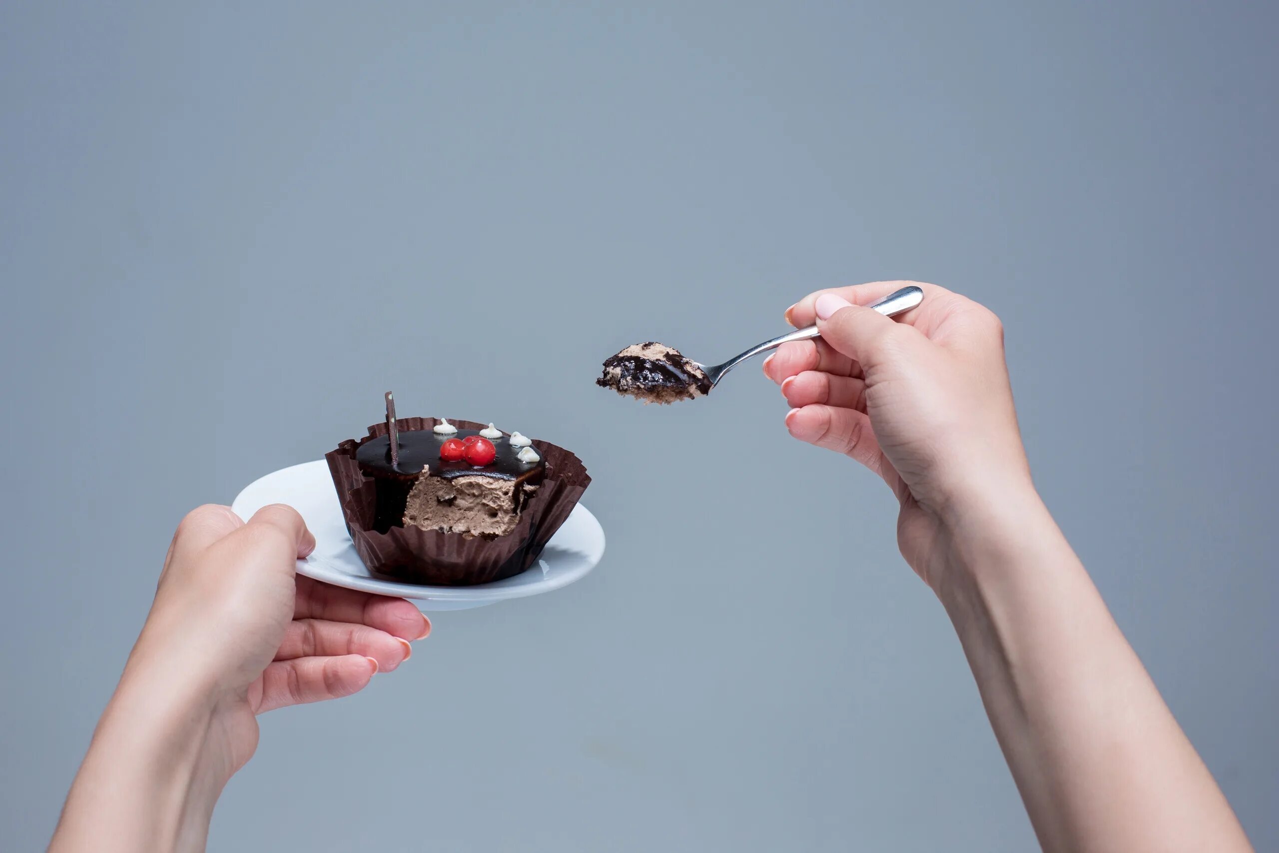 Держите в руках сладкое. Руки держат торт. Руки женщины держат шоколадные конфеты. Торт держу на ладонях. Черная рука держит торт.