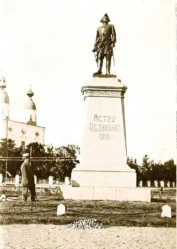 Почему памятник петру 1 стоит в архангельске. Памятник Петру 1 в Архангельске. Памятник императору Петру великому в Архангельске. Скульптура Петра 1 в Архангельске.