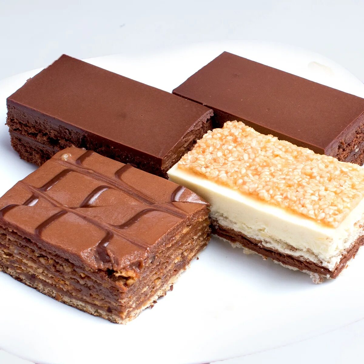 шоколадный торт слоями. шоколадные пирожные с кремом. Chocolate cake cooking. даларанское шоколадное пирожное. постный шоколад.