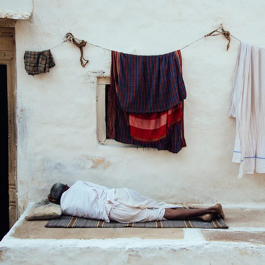 индус спи. индия улицы. спящий йог. индийский мальчик. индийские мужчины.
