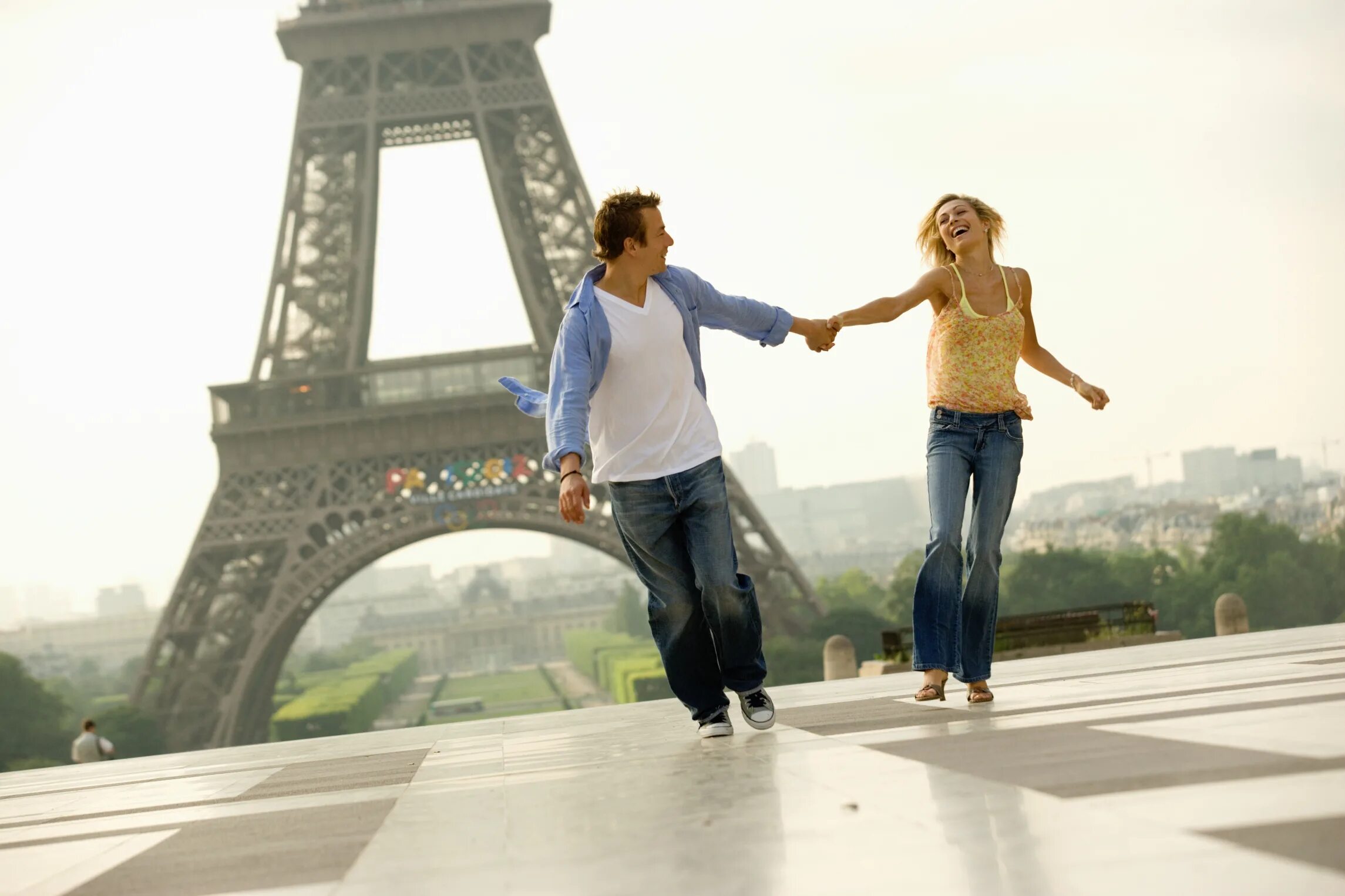 Включи вдвое. Туристы в Париже. Париж люди. Путешествия в паре. Туризм во Франции.