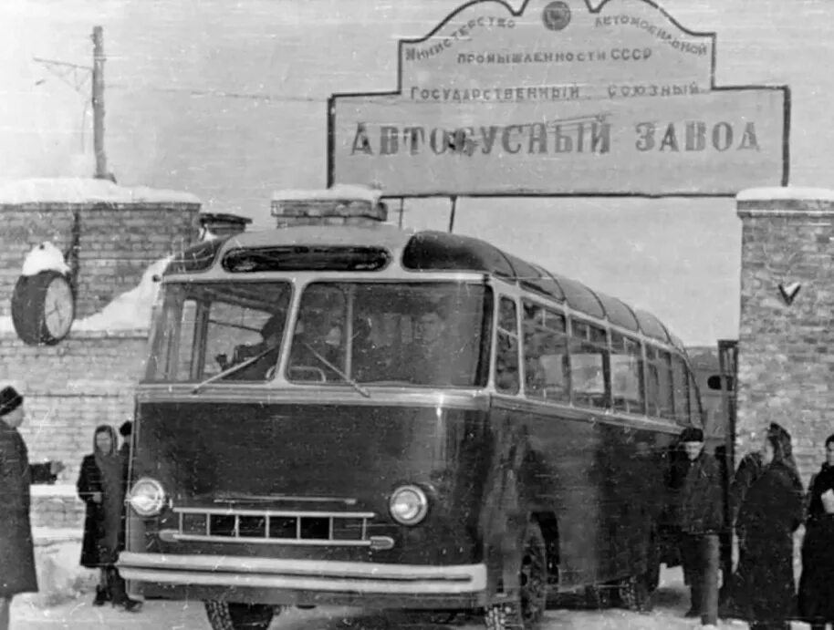 Автобус завод 1 мая. Лаз 695 опытный. лаз 695 1956. львовский автобусный завод лаз.
