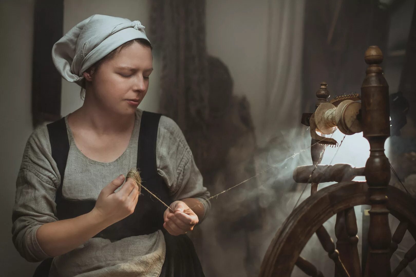 Прясть пряжу веретеном. Прядение на прялке. Прядет пряжу на прялке. Прясть пряжу веретеном. Прясть пряжу.