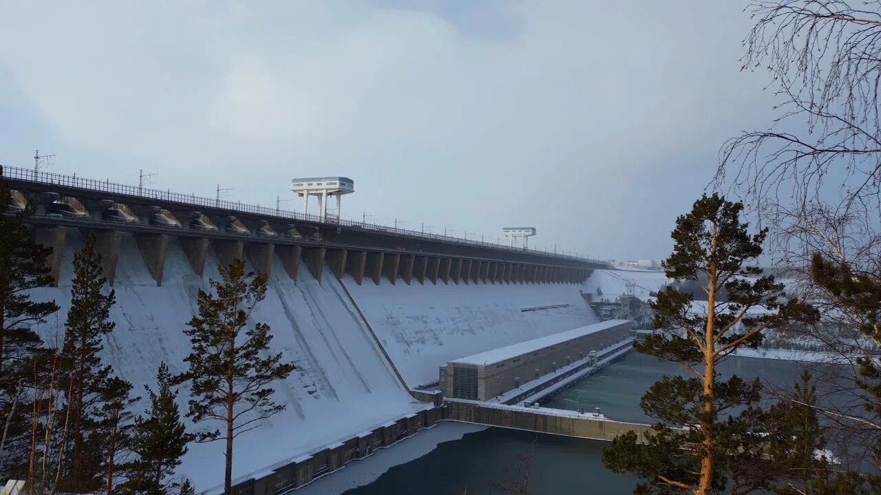 Гэс братск сброс воды. Город братск гэс. Братская гэс река. Ангара братская гэс. Город братск гэс.