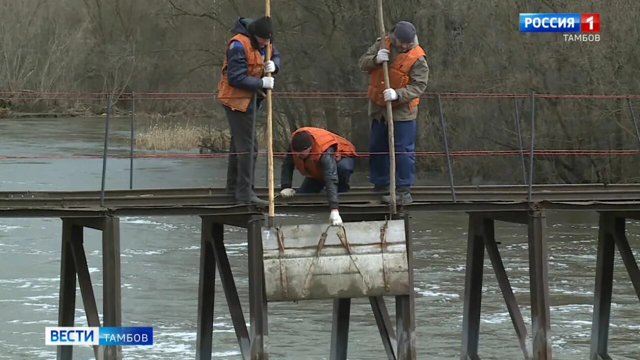 Невдалеке проглядывали остатки то ли плотину то