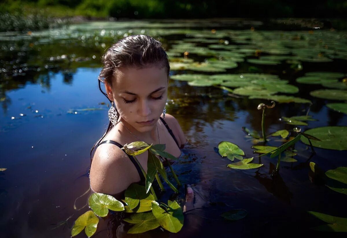 Красивые девушки река. Девушка у реки. Девушка у пруда. Фотосессия в водоеме. Фотосессия на пруду.