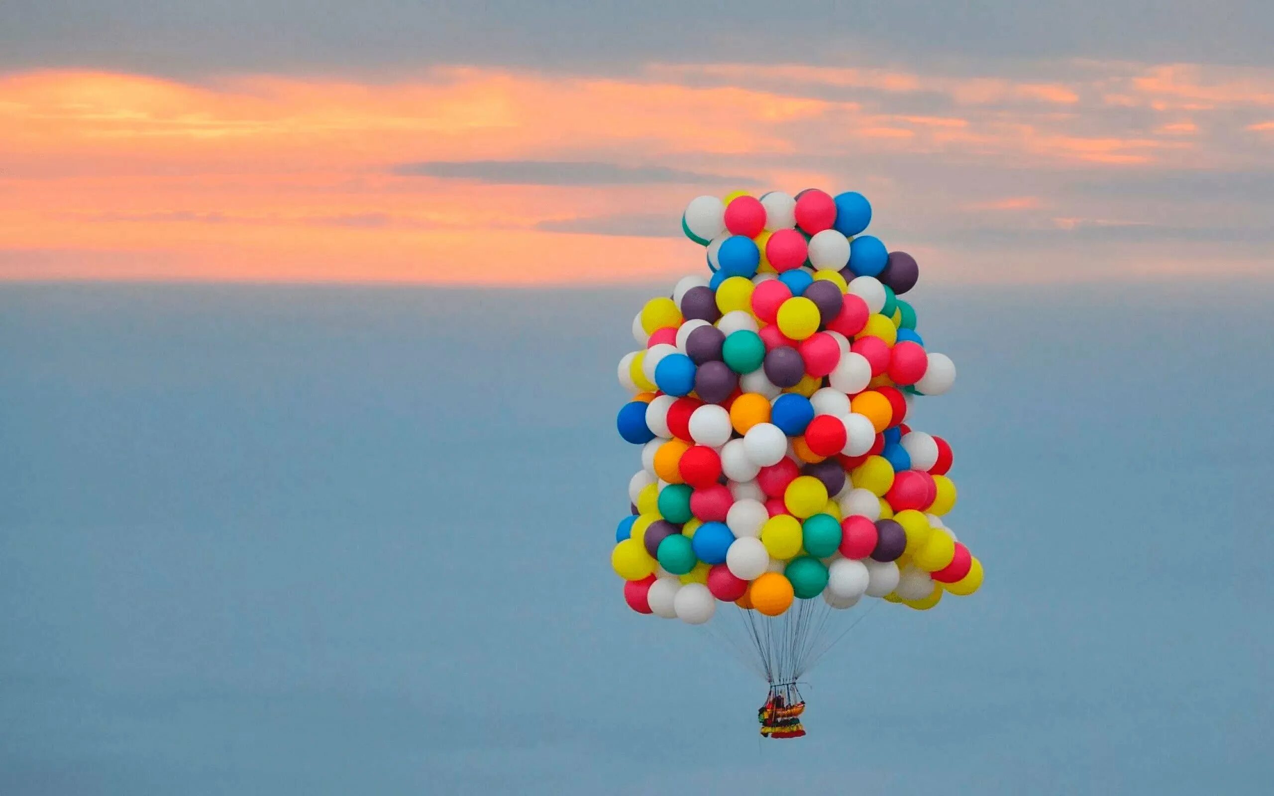 Шары улетели в небо. Шары в небе. Воздушные шары. Воздушный шарик. Необычные воздушные шары.