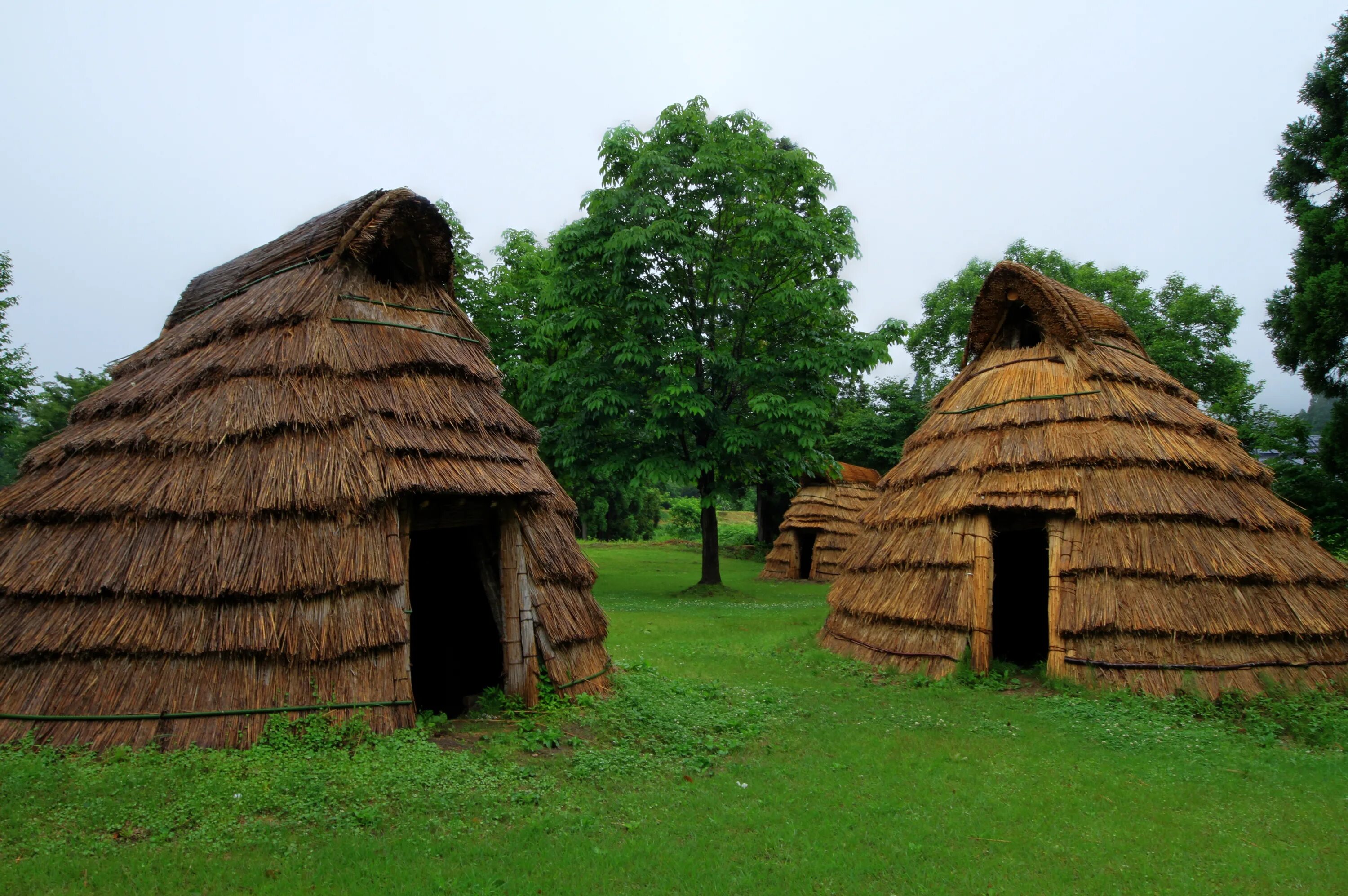 Ancient houses. Хоган жилище. Традицион жилище Испании. Жилища народов Австралии Хижина.