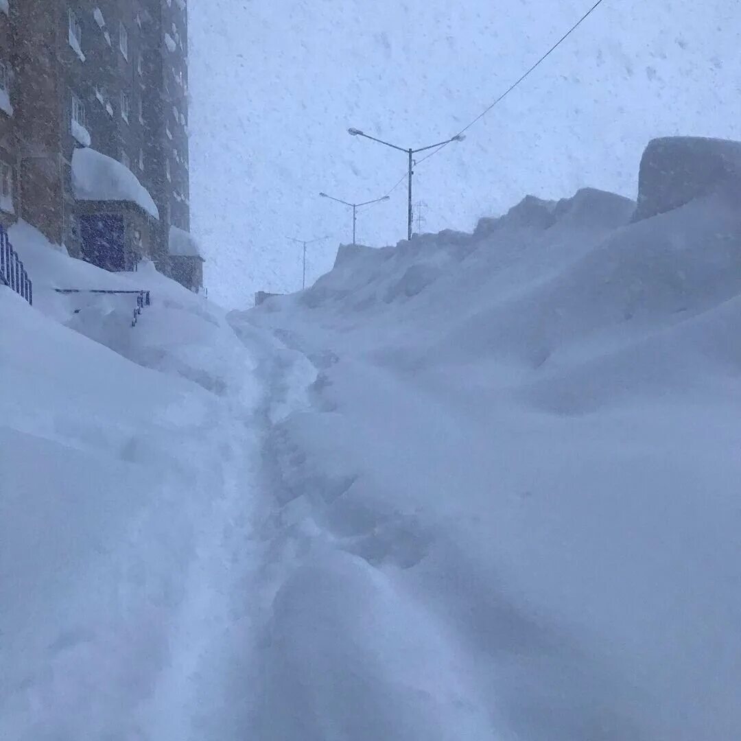 Хорошо что тускнеют сугробы. Норильск завалило снегом 2020. Сугробы в Норильске 2021. Сугробы в Норильске 2020. Снег в Норильске 2021.