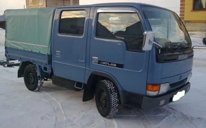 Грузовик дром амурская. Nissan Atlas 4wd 1990. Тойота Дюна самосвал 3т 4вд. Ниссан атлас 4х4 двухкабинник. Ниссан атлас двухкабинник.