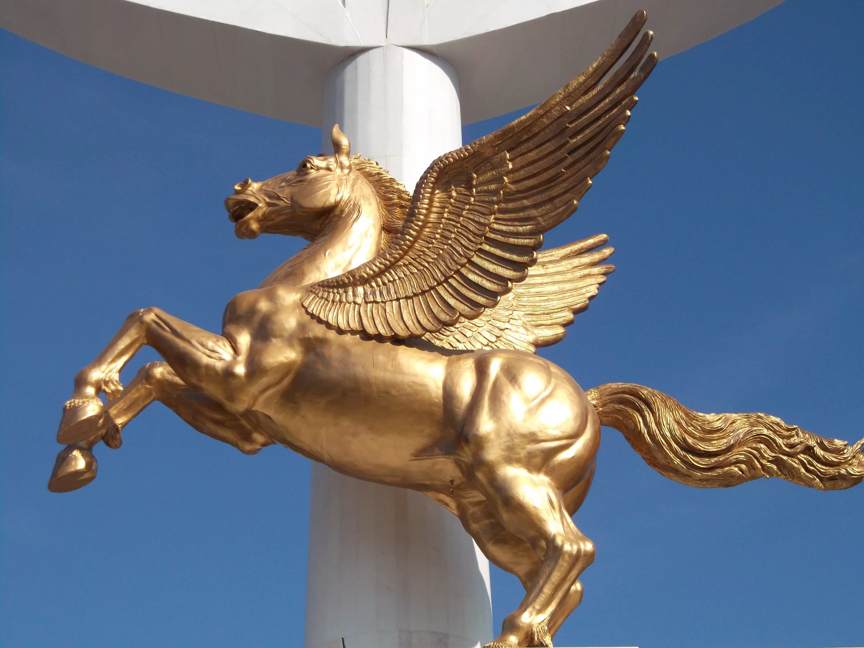 Крылатый 24. Пегас античность. Крылатый конь Златоуст Уэс. Пегас скульптура. Скульптура крылатый конь.