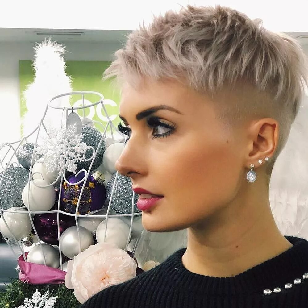 Алисса милано с короткой стрижкой. Пикси гарсон. Модныекорткие стрижки. Стрижка гарсон пикси. Пикси гарсон стрижка боб.