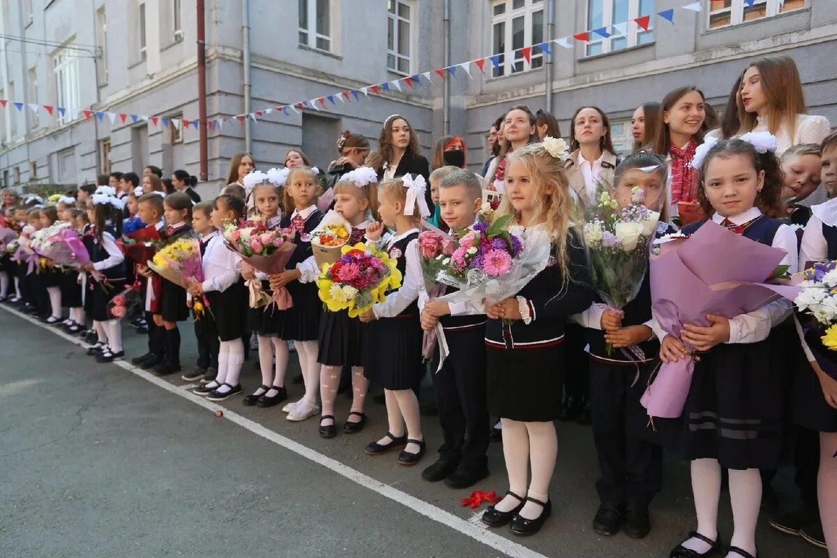 Линейка 1 апреля в школе. Школа 1 Новосибирск. Школьники на линейке. Линейка в школе. Школа 1 сентября.