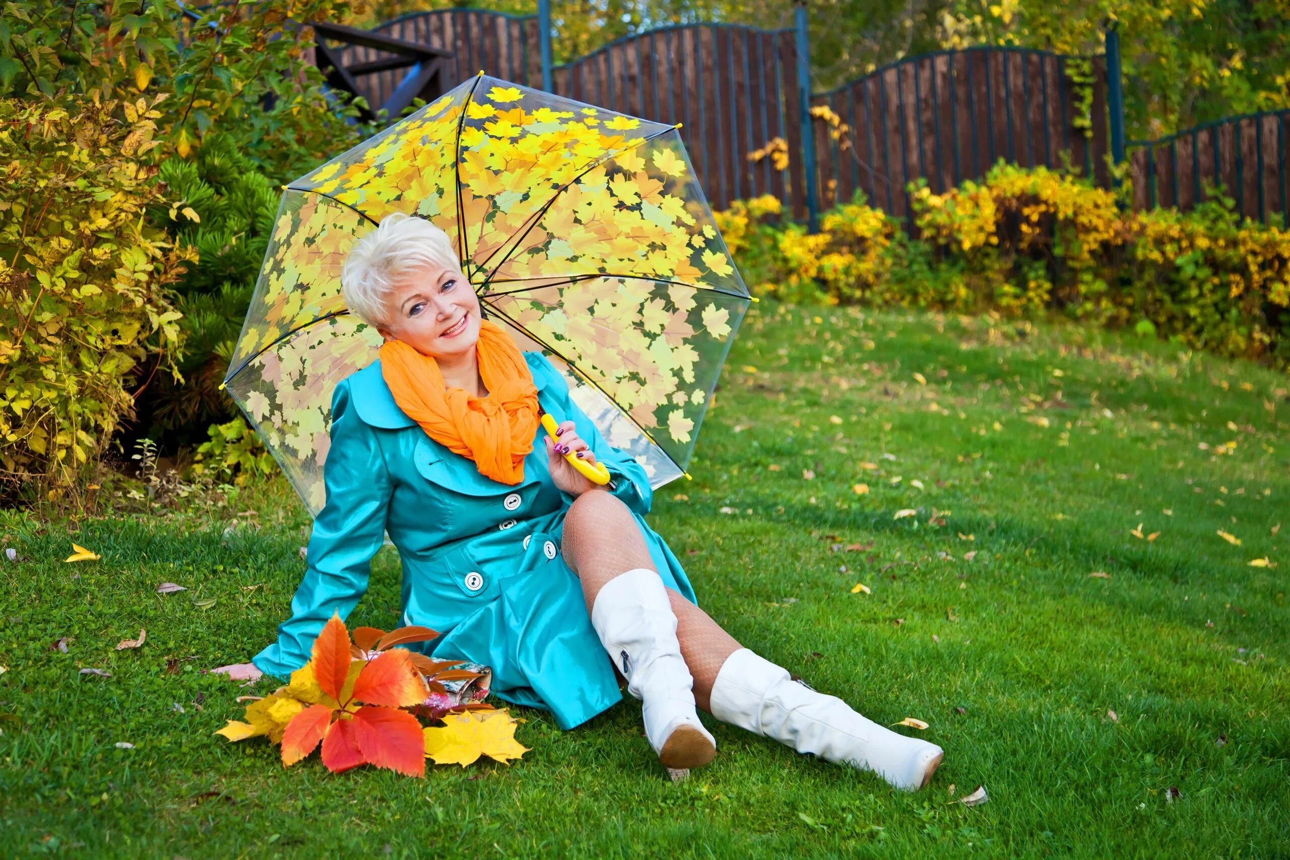 Веселые бабушки. Молодые бабушки видео. Близость пожилых. Кайл джонс и марджори маккул. Бабуля в купальнике.