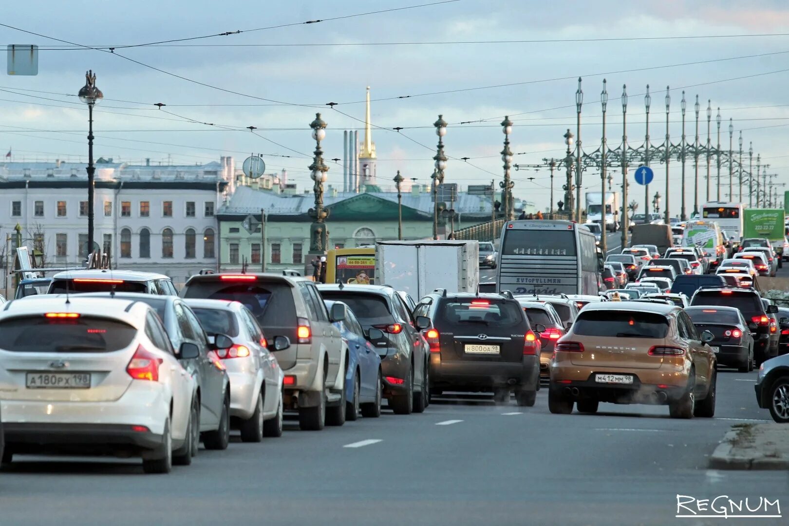 Пробки в Питере. Пробки на дорогах Питера. Санкт-Петербург машины. Много машин в Питере.