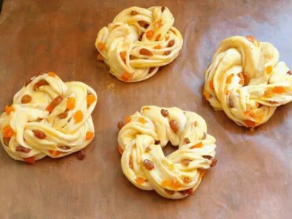 Булочки с курагой из дрожжевого теста