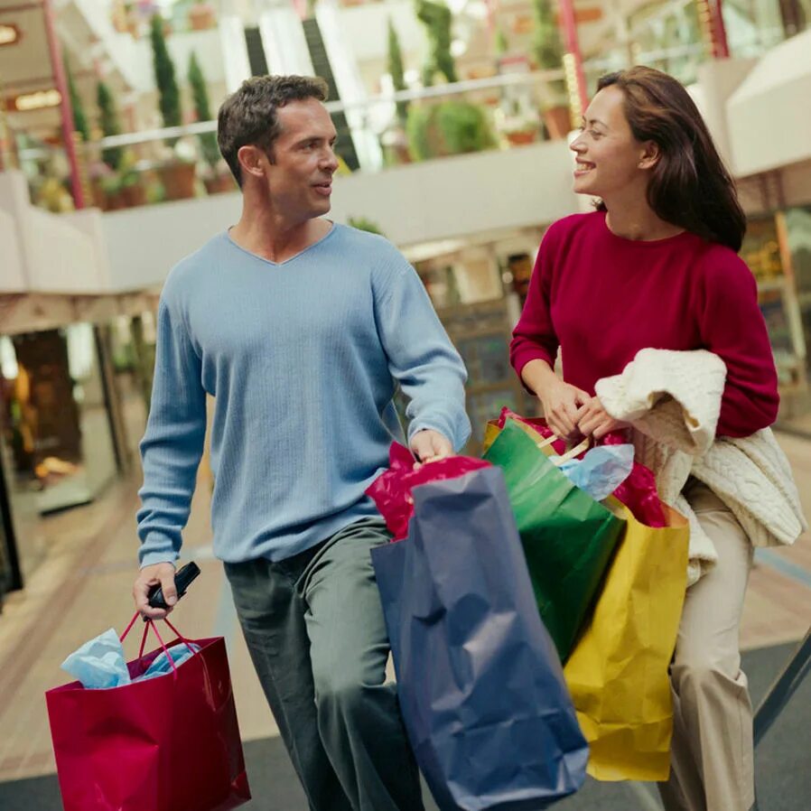 Мужчина шоппинг. Мужчина и женщина с пакетами. Покупатель мужчина. Мужчина и женщина на шопинге.