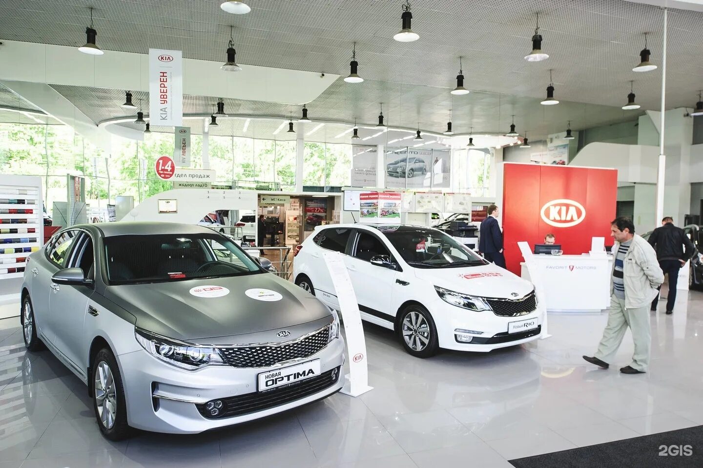 Машины в автосалоне. Kia motors uzbekistan avtosalon. Дилерский центр bmw. Шоу рум автомобилей. Автослалом.