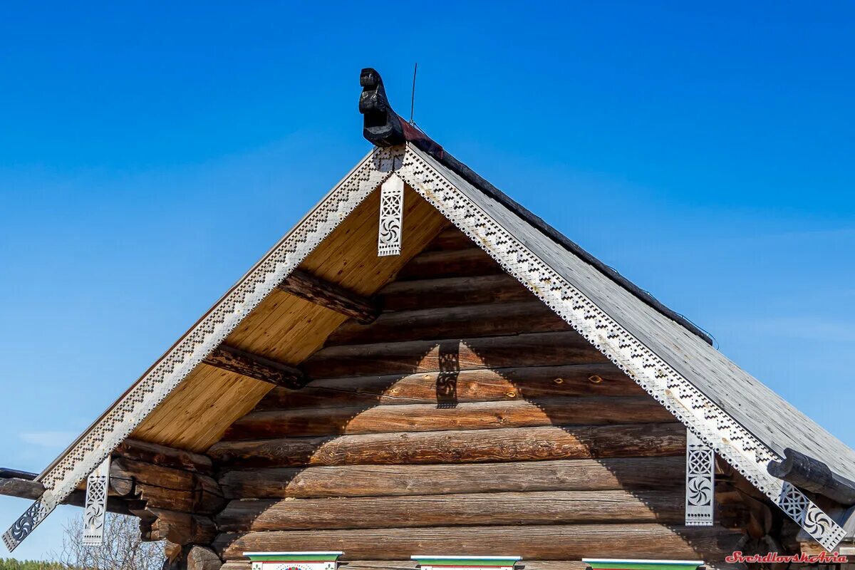 Жил был деревянный дом крыша. Русская изба: причелина конек. Причелина охлупень. Русская изба прич5елины. Охлупень конек.