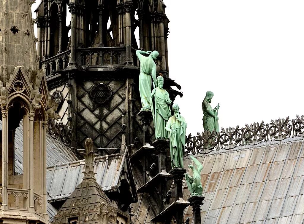 Шпиль собора Парижской Богоматери. Скульптуры собора Нотр дам де пари. Нотр дам де пари шпиль собора.