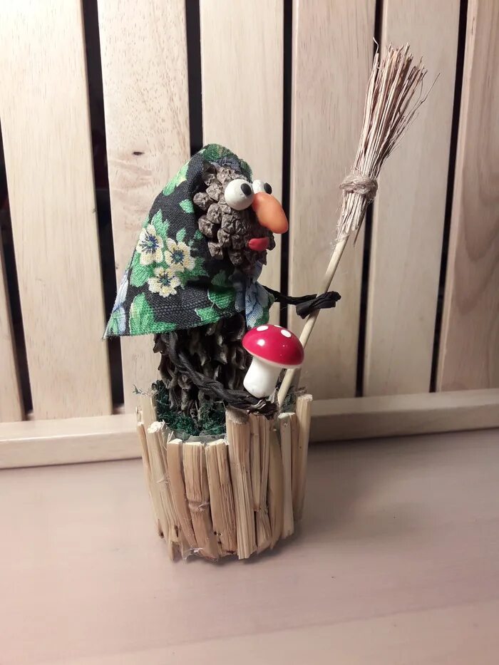 Баба яга изтприролеых материалов. Баба яга своими руками из подручных. Баба яга поделка. Баба яга поделка. Кукла баба яга в ступе.