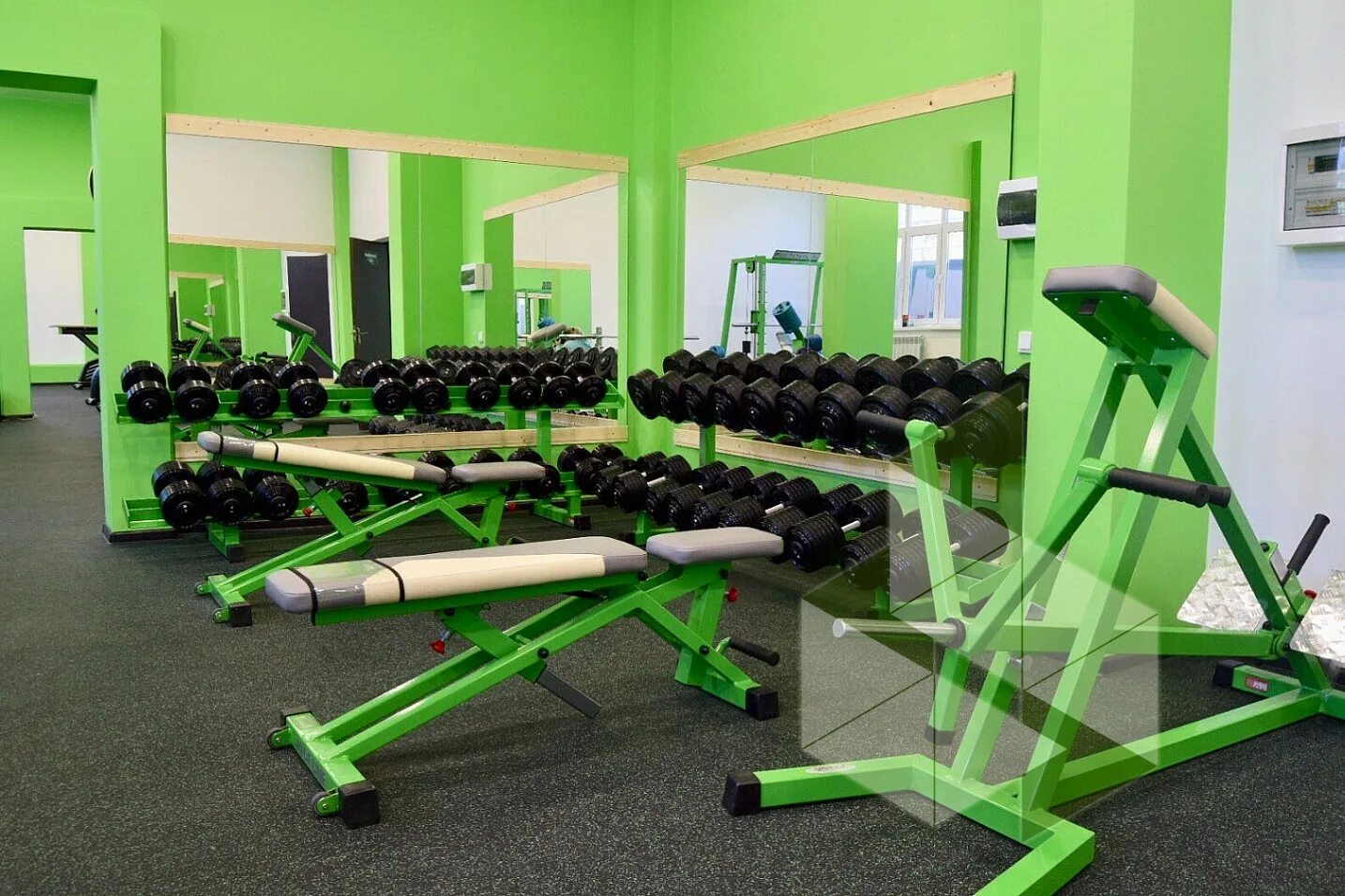 Фитнес клубы цены адреса. Reforma тренажерный зал. Фадеева Геленджик тренажерный зал. Геленджик спортклуб Эмеральд. Фитнес центр Геленджик тренажерный зал.