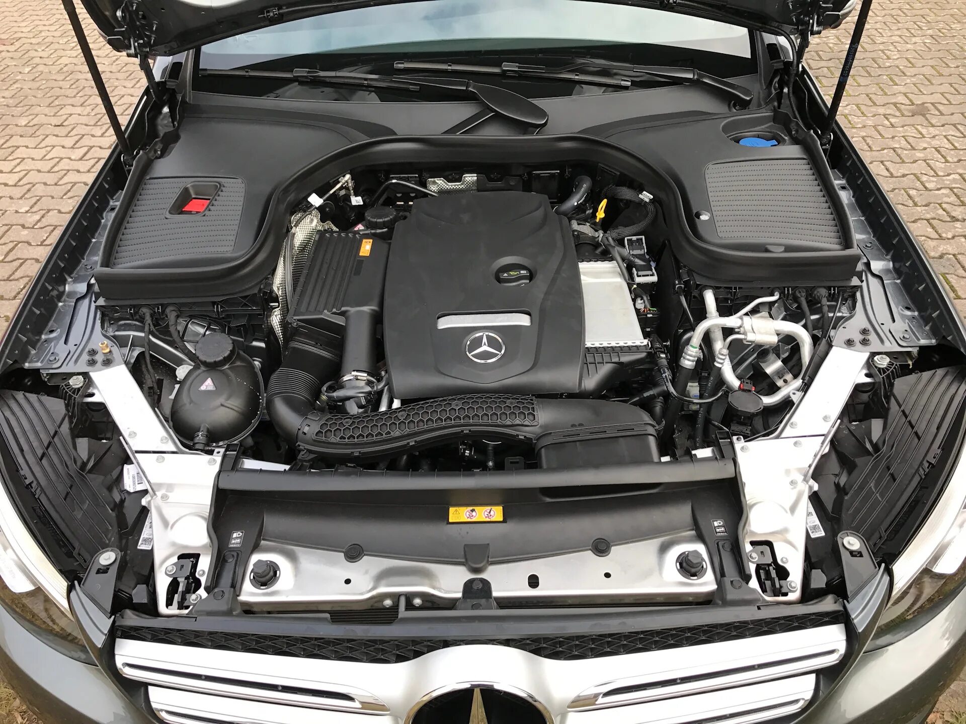 Glc где аккумулятор. Мерседес glc 250 под капотом. мерседес glc 250 подкапотное. mercedes glc 250 x253 аккумулятор. открытый капот glc w253.
