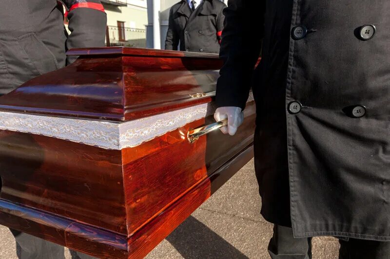 грузчики на похороны. бригада сопровождения похорон. похоронная бригада. носильщики в ритуальных услугах. похоронная бригада.