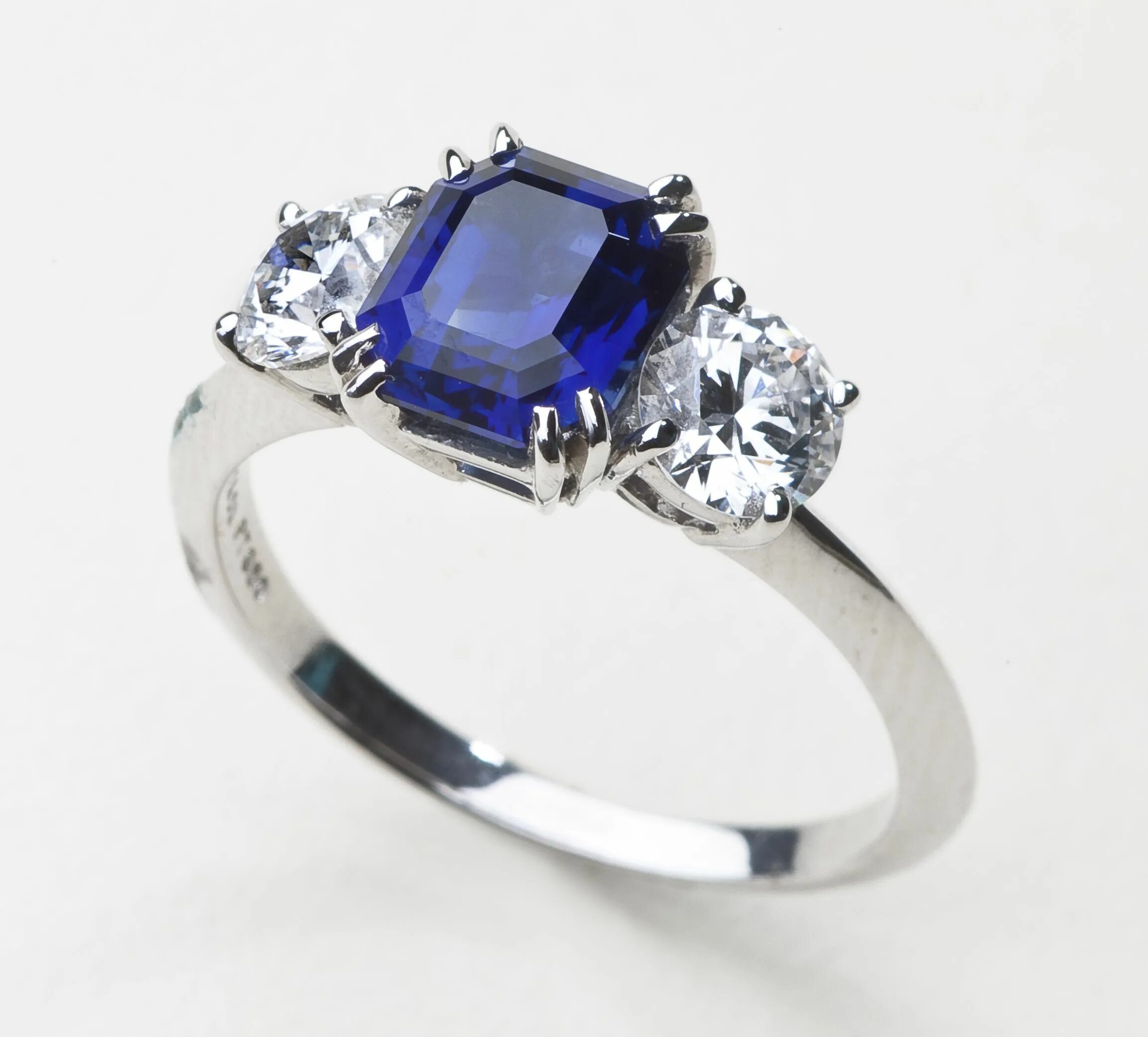 Сапфир деклассированный. Tiffany Sapphire Ring. Сафир камень. Кольцо Тиффани с сапфиром. Тиффани украшения танзанит.