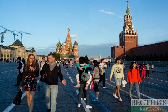 Сколько потратили туристы. Туристы в Москве. Туристы гуляют по Москве. Вернуться из Москвы. Туризм, деньги, Москва.