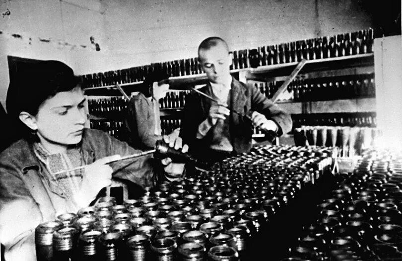 Вов работает. Дети вов 1941-1945 на заводе. дети заводы в годы вов блокада ленинграда. люди на заводах в блокадном ленинграде. блокада ленинграда дети на заводах.