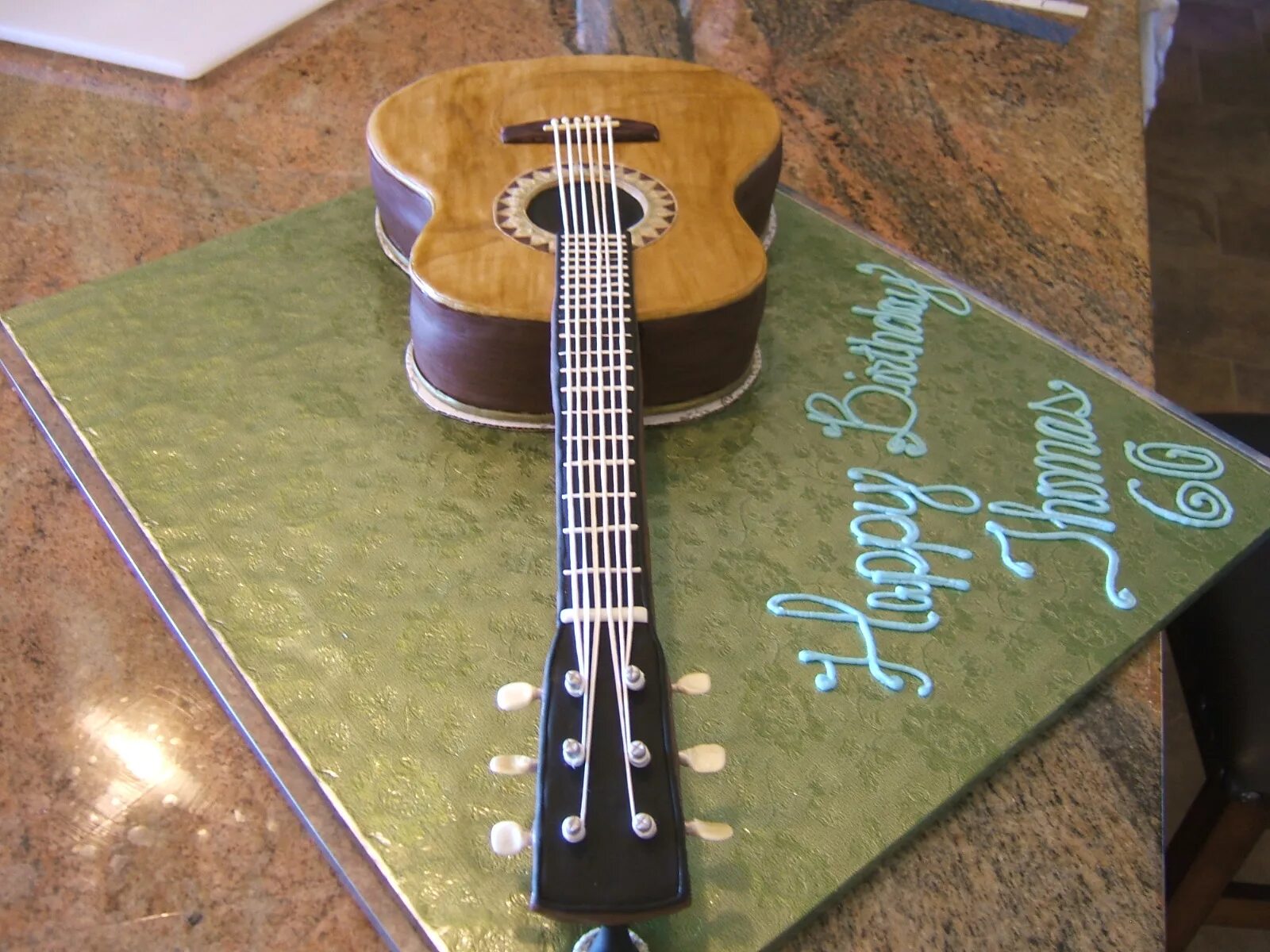 Торт с «гитарой». Торт в виде гитары. Акустическая гитара на торте. Шоколадный торт с гитарой. Маме на день рождения на гитаре