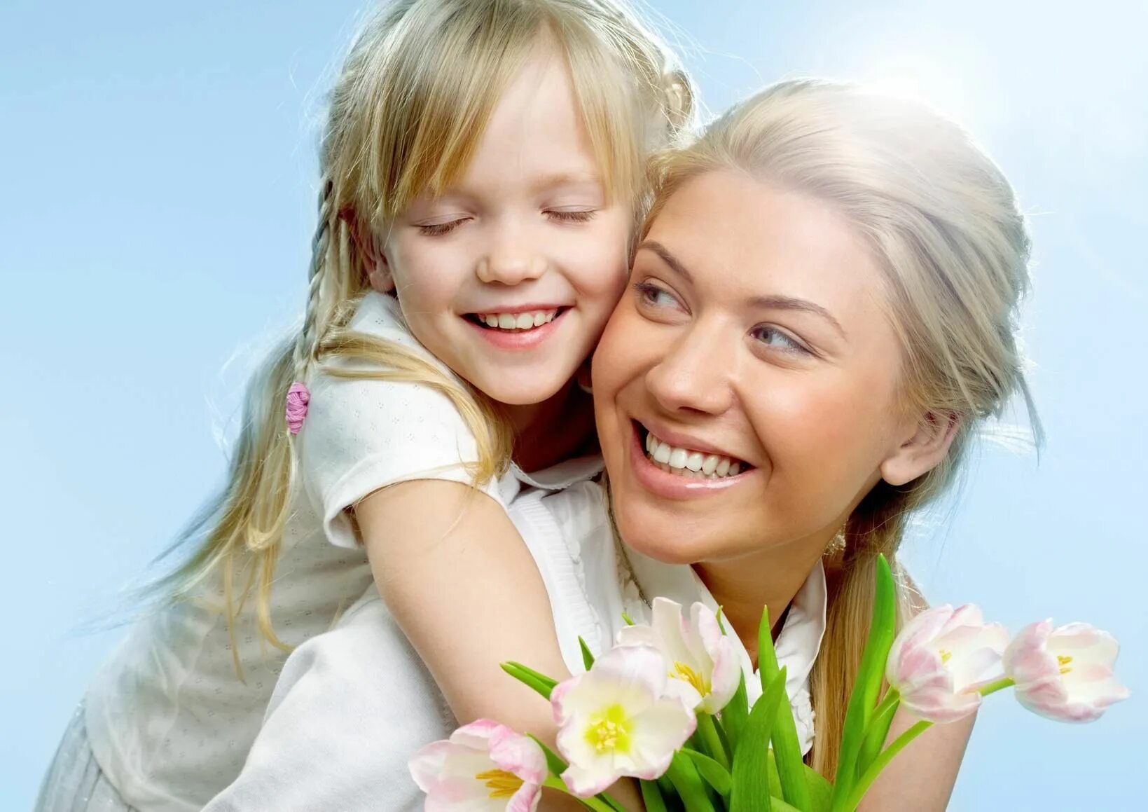 Дочка заботится о маме. Любовь матери к дочери. Фотосессия мама и дочь. Красивые мамули. Красивая мама с ребенком.