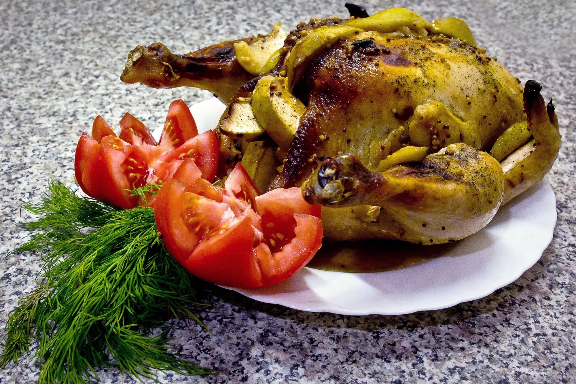 Курица в горчице целиком. Курица с яблоками. курица запеченная с яблоками в духовке. курица в духовке с яблоками и соусом. курица в горчичном маринаде в духовке.