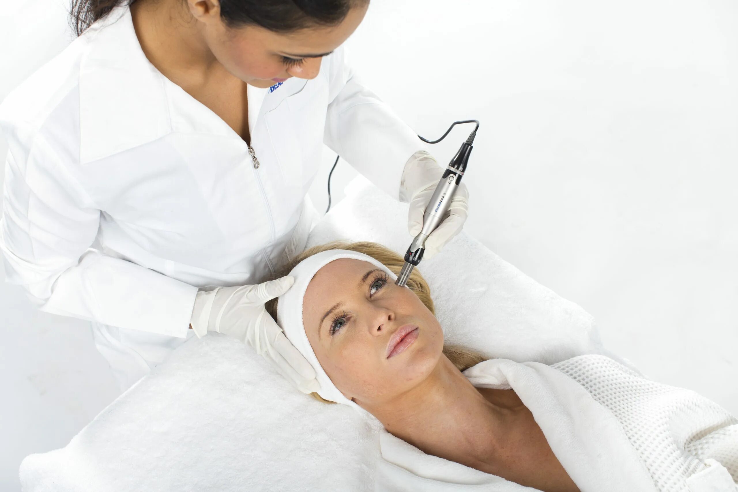 Косметолог курсы обучение. Мезотерапия dermapen. микронидлинг безинъекционная мезотерапия. дермапен в косметологии. мезотерапия безинъекционная дермапен.