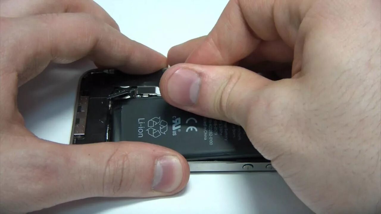 Аккумулятор iphone 3s. Прослушка в аккумуляторе телефона. Прослушка в батарее телефона. Айфон 4s замена аккумулятора. Ремонт аккумулятора телефона