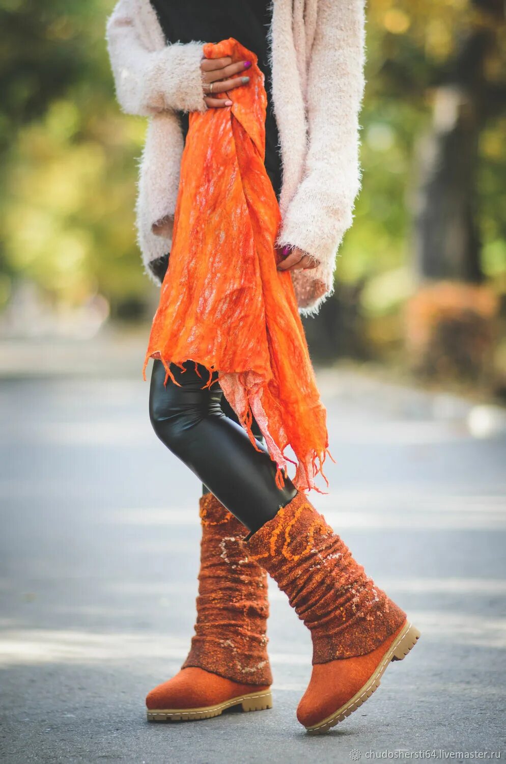фото рыжими ботинками. фото рыжими ботинками. рыжие сапоги. рыжая в сапогах и джинсах. стильные рыжие сапоги.