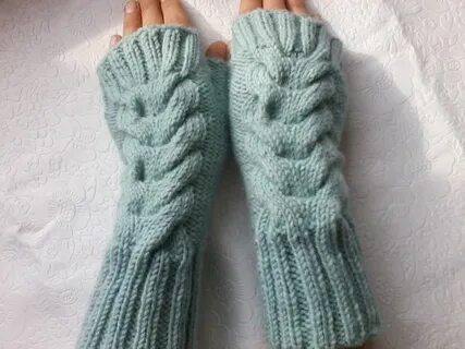 Митенки связаны спицами