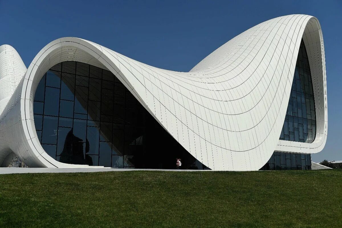 Какие есть известные здания. Центр Гейдара Алиева, Баку, Азербайджан (2012). Центр Гейдара Алиева Баку. Заха Хадид Архитектор. Гиперболический параболоид Заха Хадид.