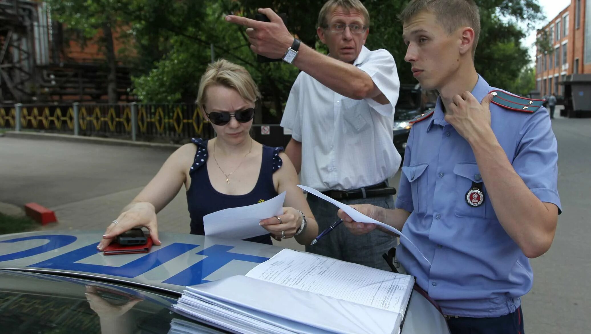 Допрос свидетеля на месте происшествия. Свидетель в полиции. Понятые на месте происшествия.