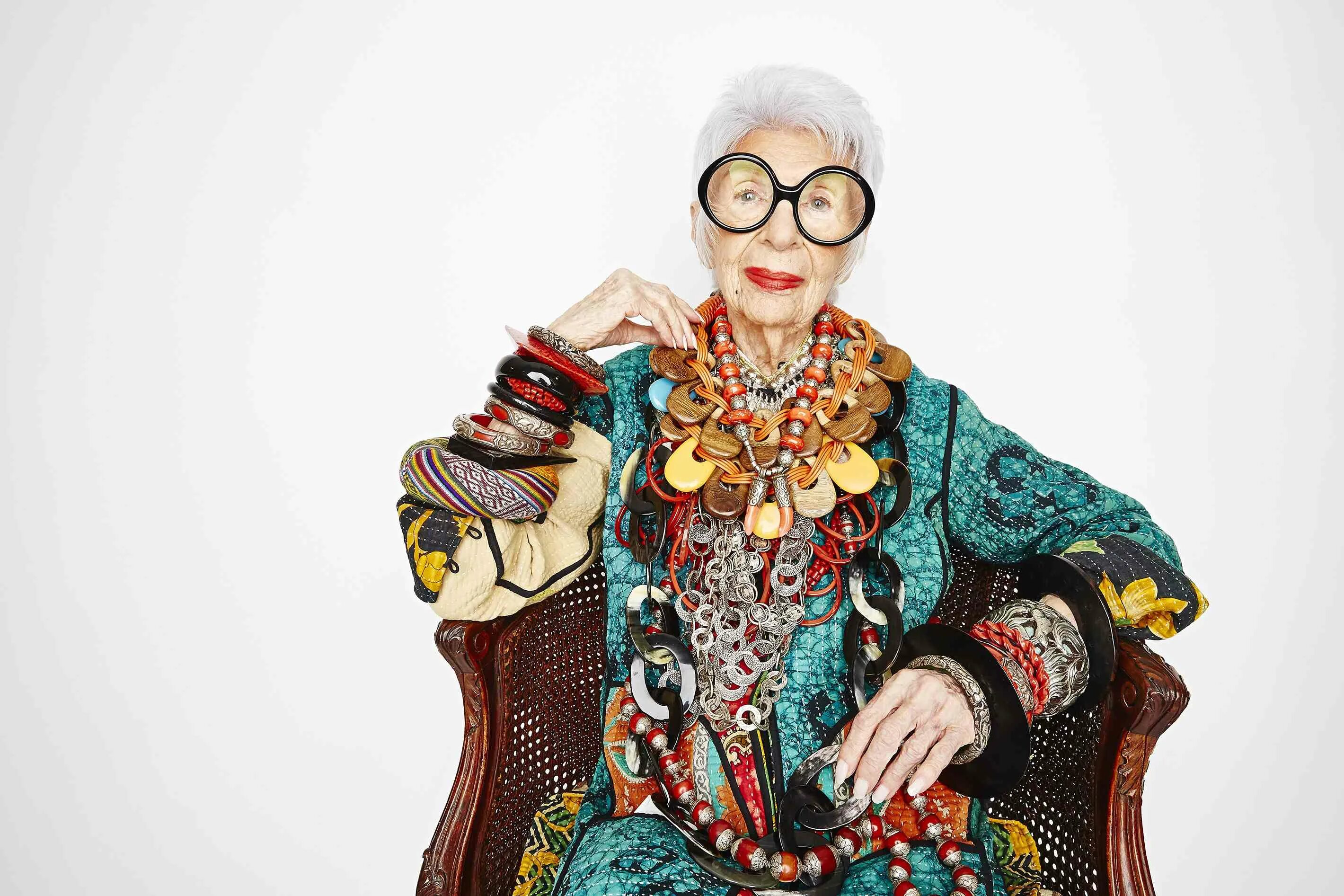 Iris apfel. Айрис Апфель. Модель 100 лет Айрис Апфель. Дизайнер 100 лет Айрис Апфель. Икона стиля Айрис Апфель.