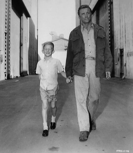 оле кирк. майкл кирк дуглас и отец. сын кирка. сын кирка. питер дуглас американский продюсер.