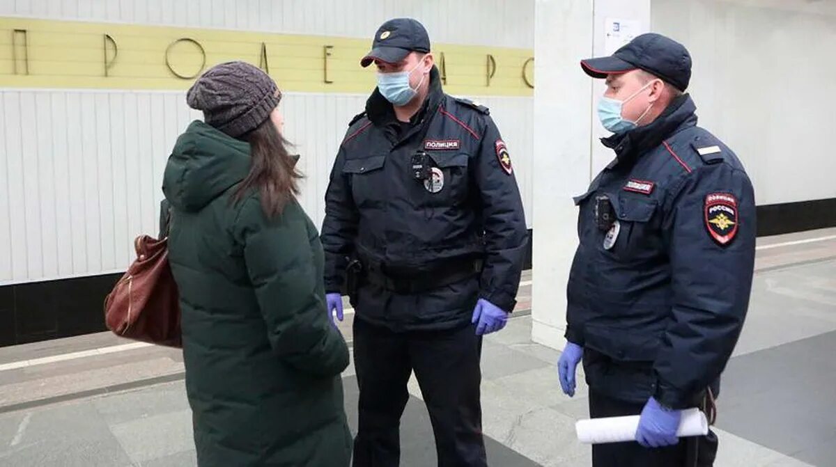 Полицейский с нарушител. Полиция выписывает штраф. Полицейские в масках Москва. Полицейские нарушения это.