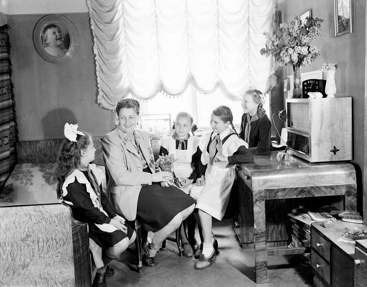 интерьер 30-х годов в ссср. ленинград 1950. начиная с 1950 х гг. люди в 1960 году. советский инженер.