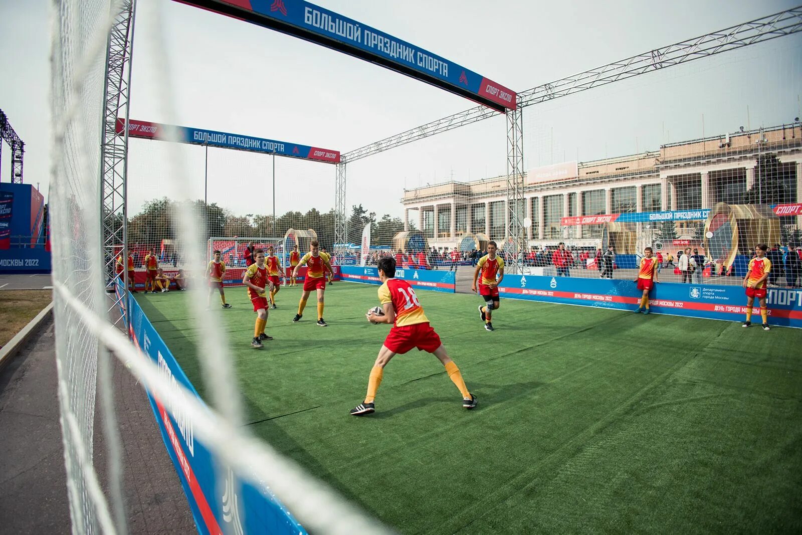 Спортивные мероприятия в москве в октябре 2024. Спорт на улице. Спортивные мероприятия в москве в октябре 2024. Первомайская эстафета надпись. Москва 2012.